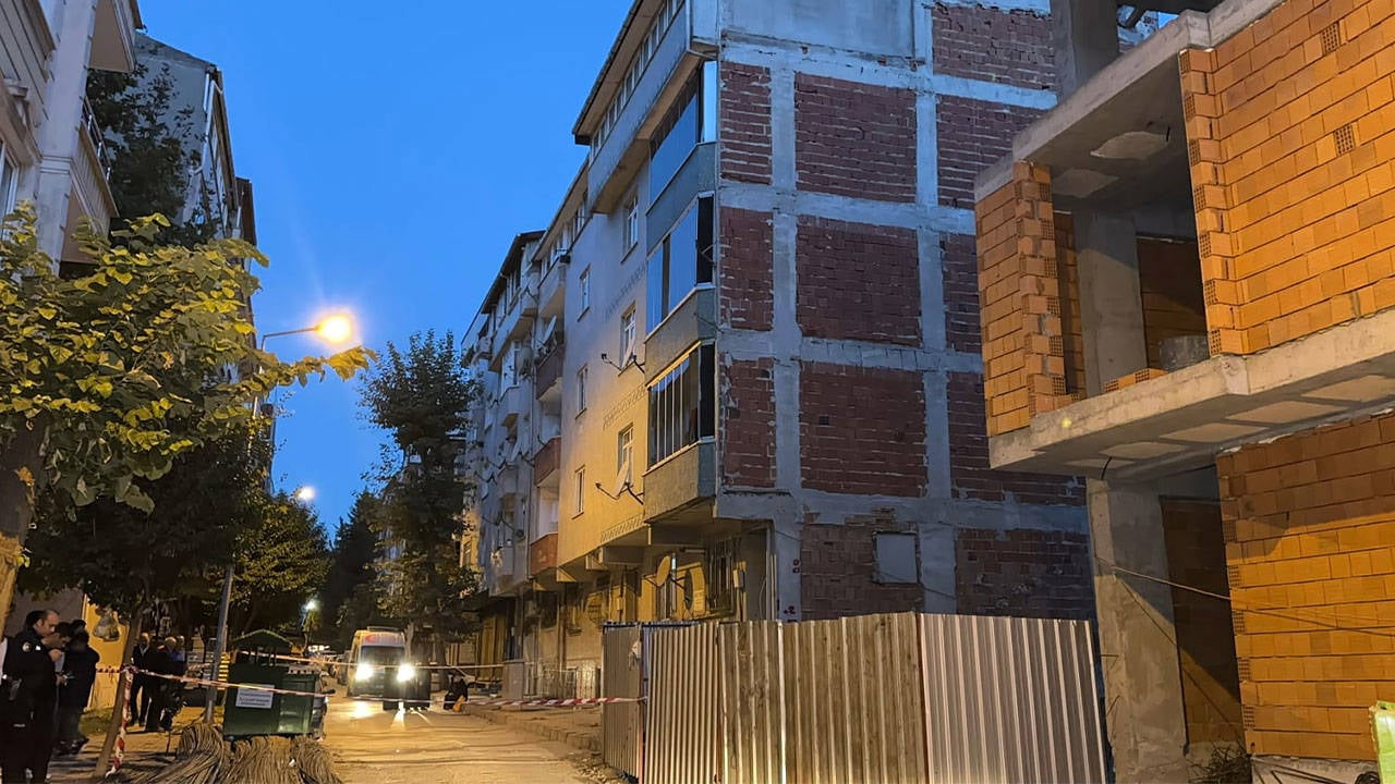 Sultangazi'de kolonlarından ses gelen 2 bina tahliye edildi