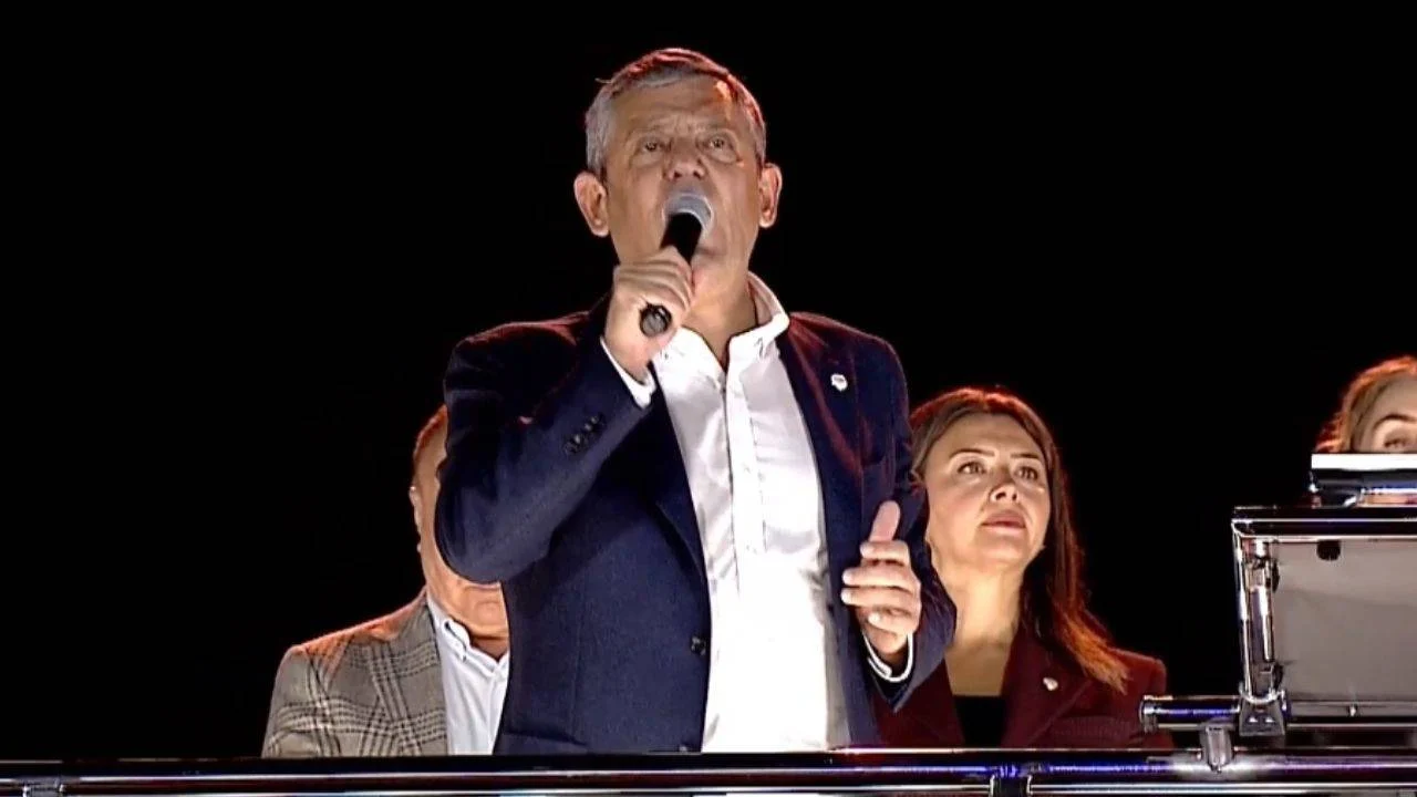YENİ Parti'den Halk TV önünde miting: Özgür Özel yurttaşlara seslendi