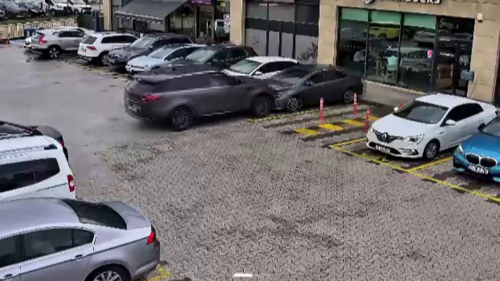 Çekmeköy'de araçlar kafeye girdi