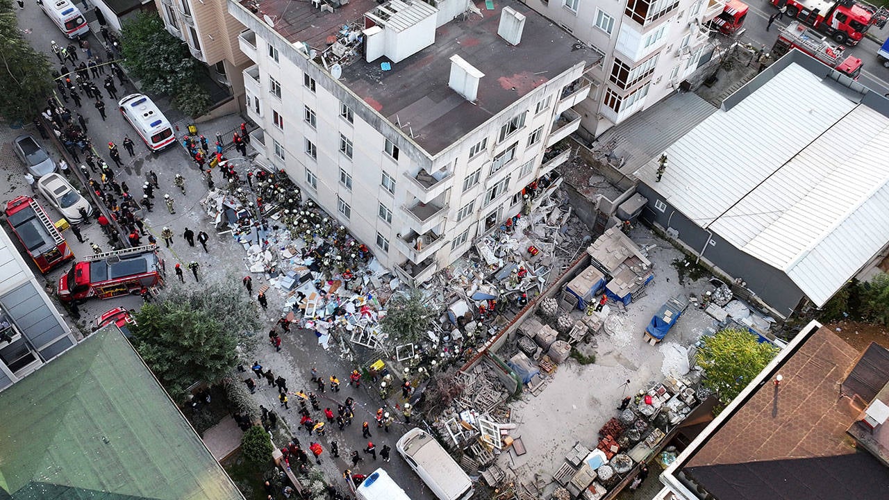 İstanbul'da 7 katlı binanın 3 katı çöktü: 5 kişi kurtarıldı, enkaz altında kalanlar var