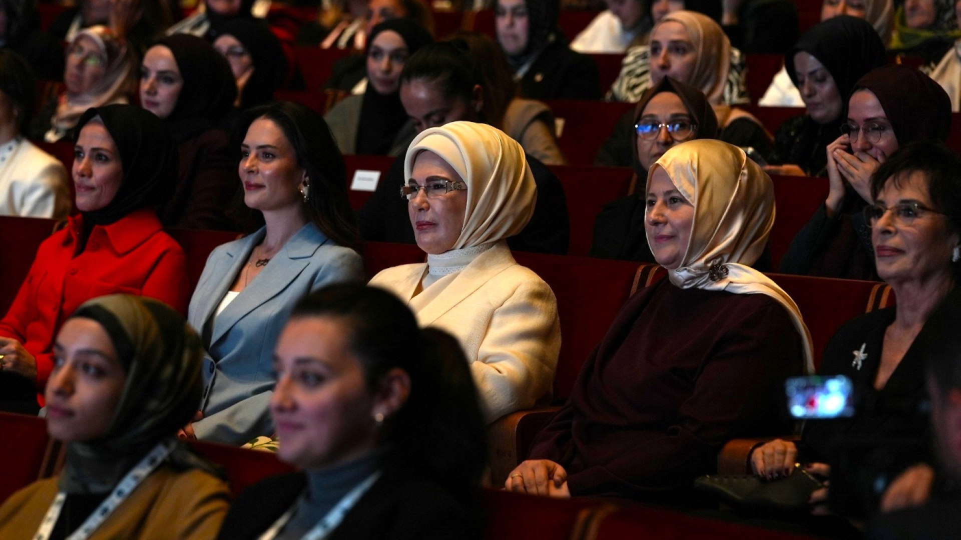 Yıldızlar, gençleri alkışladı