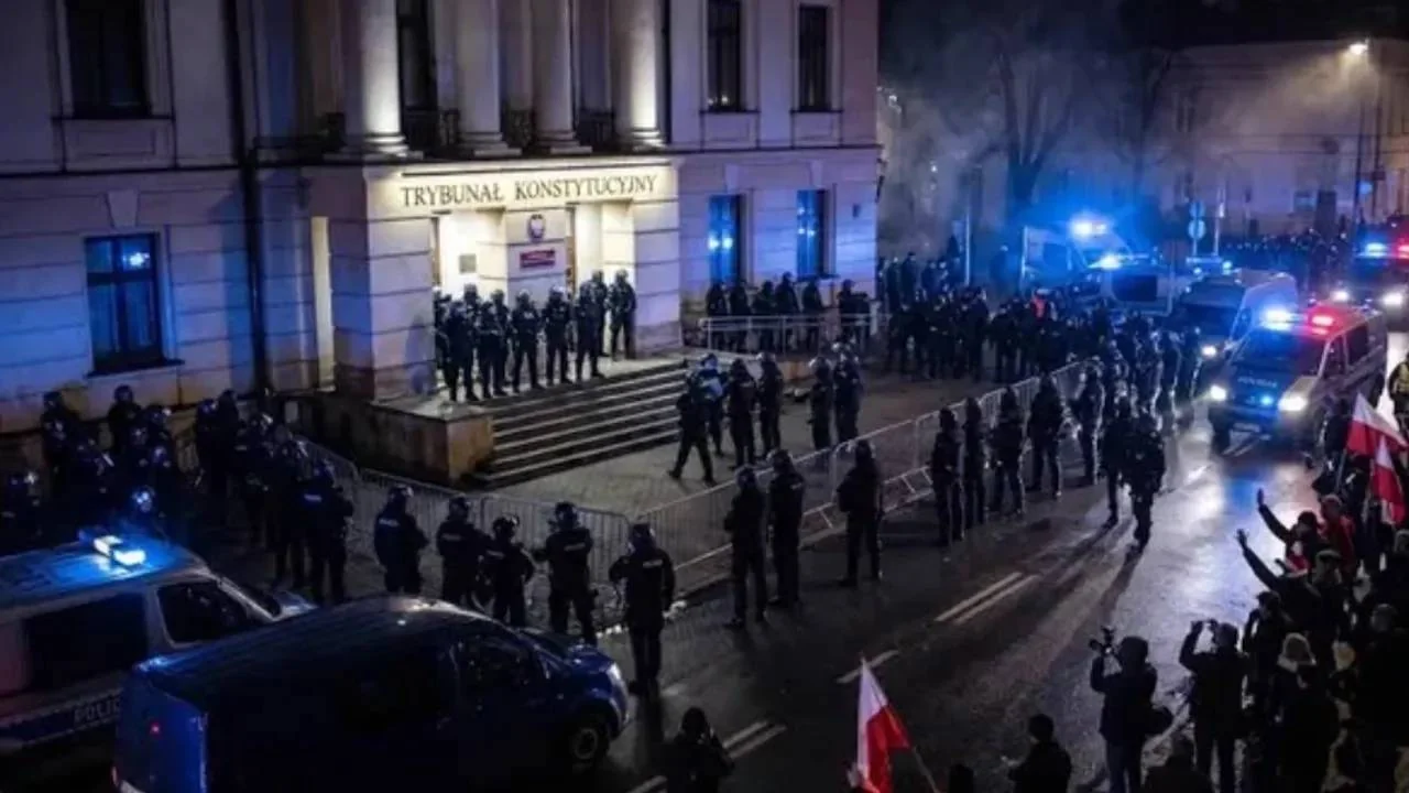 Polonya'da darbe girişimi: Cumhurbaşkanı yurtdışındayken Başbakan'ın emriyle polis AYM'yi ablukaya aldı