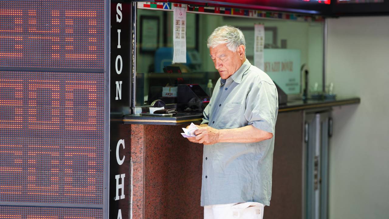 Dışarıda, içeride borç batağında