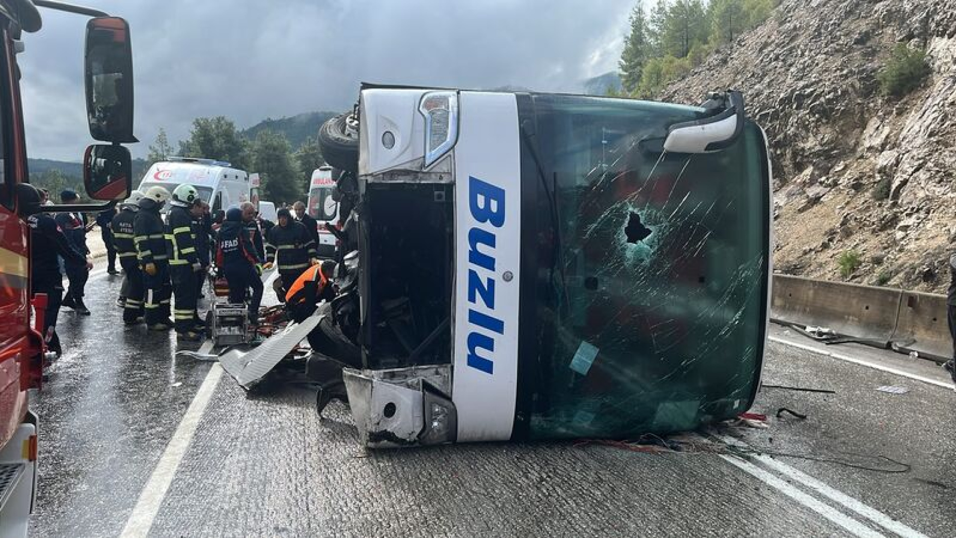 Yolcu otobüsü devrildi! Can kaybı var!