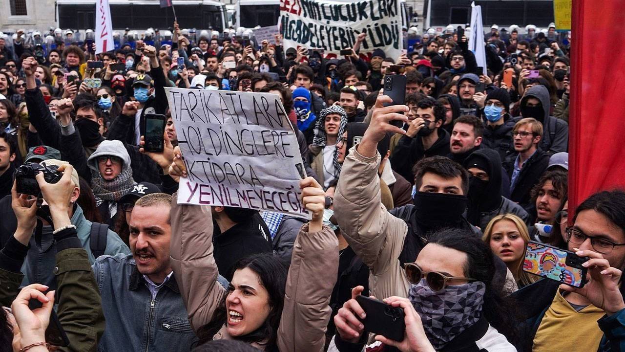 The people, refusing to submit to the regime, seek a new political direction