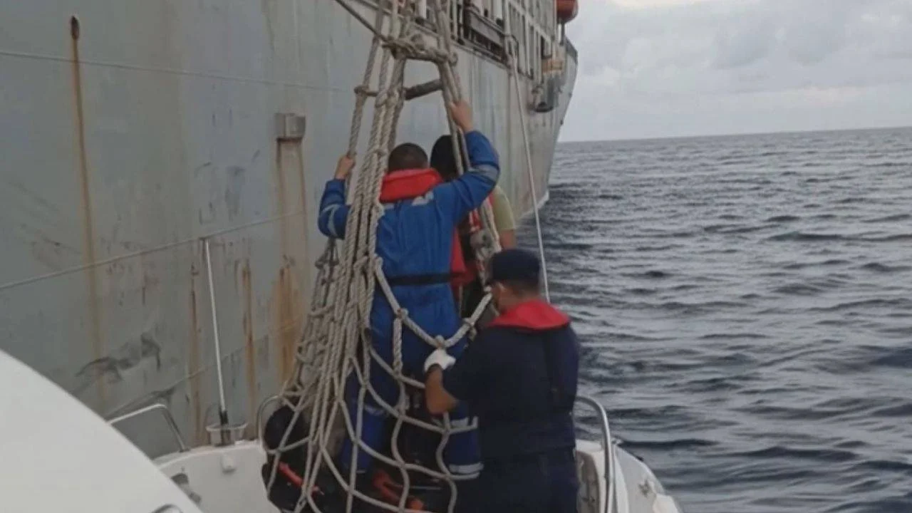 Kaş açıklarındaki gemide yaralanan mürettebat tahliye edildi