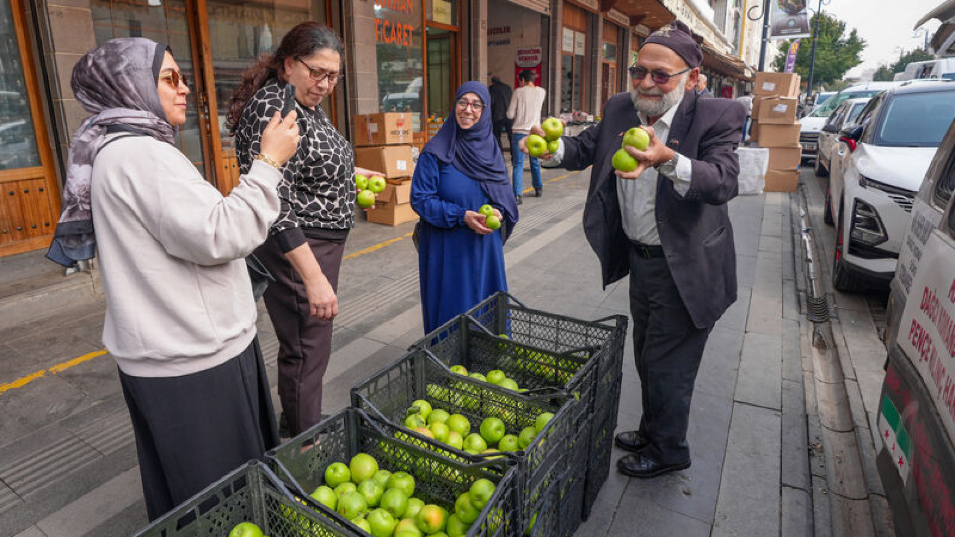 "Elmacı Dede" Diyarbakır'a elma getirdi