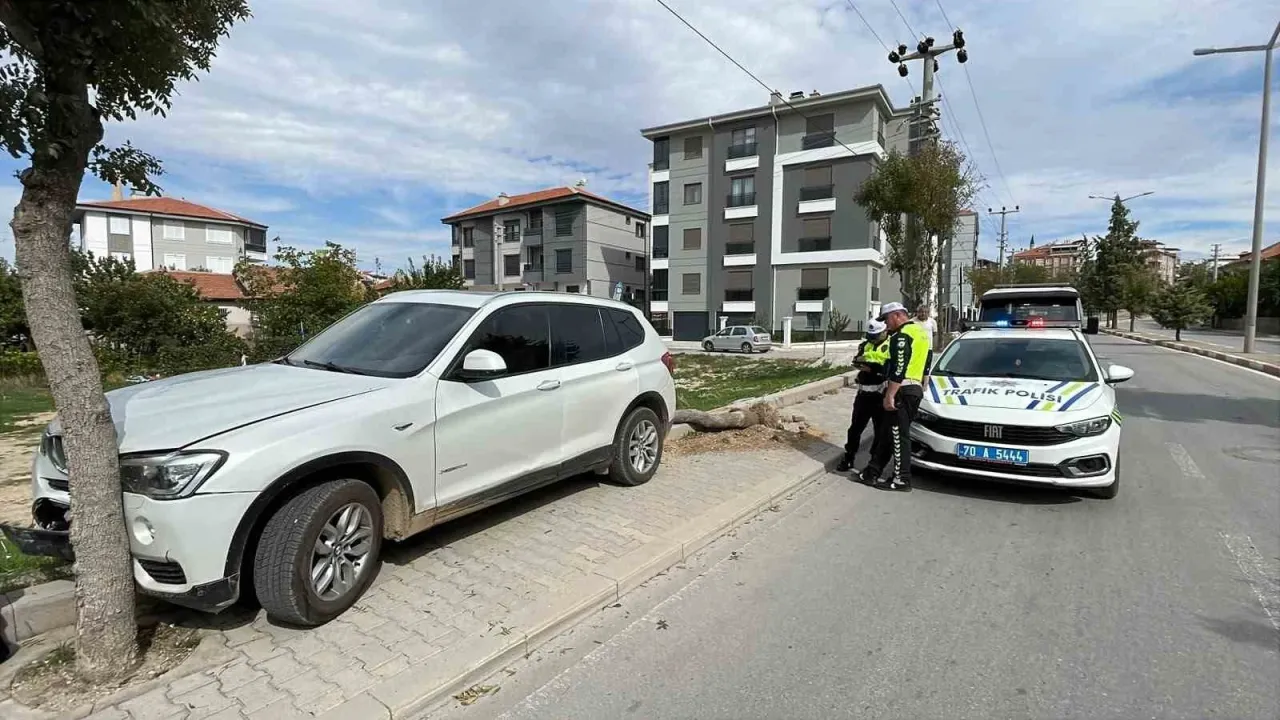 Karaman’da kontrolden çıkan cip kaldırımdaki ağacı devirdi