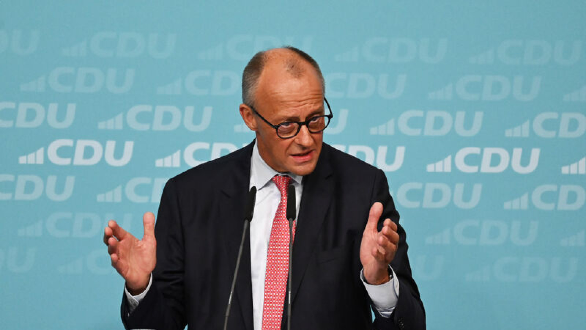 Merz görevde kalacağının mesajını verdi