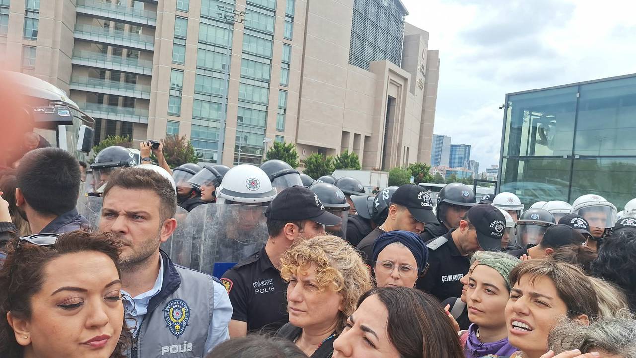 LGBTİ+'lara yönelik operasyonlara karşı eyleme polis müdahalesi: Muhabirimiz Sarya Toprak dahil çok sayıda kişi gözaltında!
