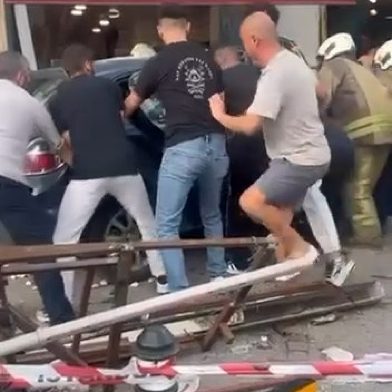 Otomobil kaldırıma çıktı: 6 yaralı