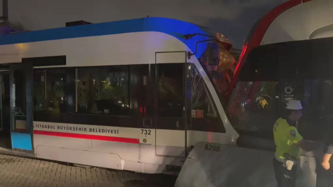 Zeytinburnu'nda iki tramvay kafa kafaya çarpıştı: Yaralılar var