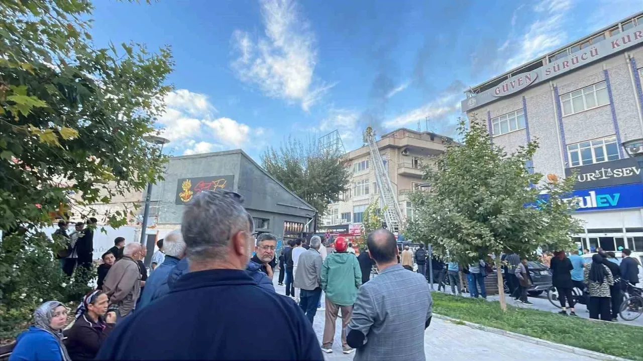 Karaman’da çatı katında yangın çıktı, vatandaşlar film izler gibi izledi