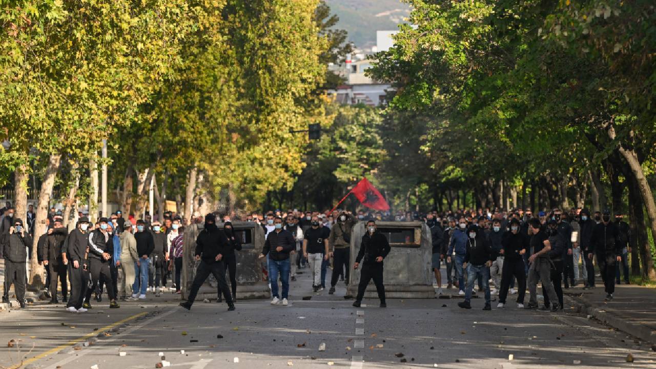 Arnavutluk'ta halk sokakta: Hem muhalefet liderinin hem de iktidar liderinin hapsi istendi