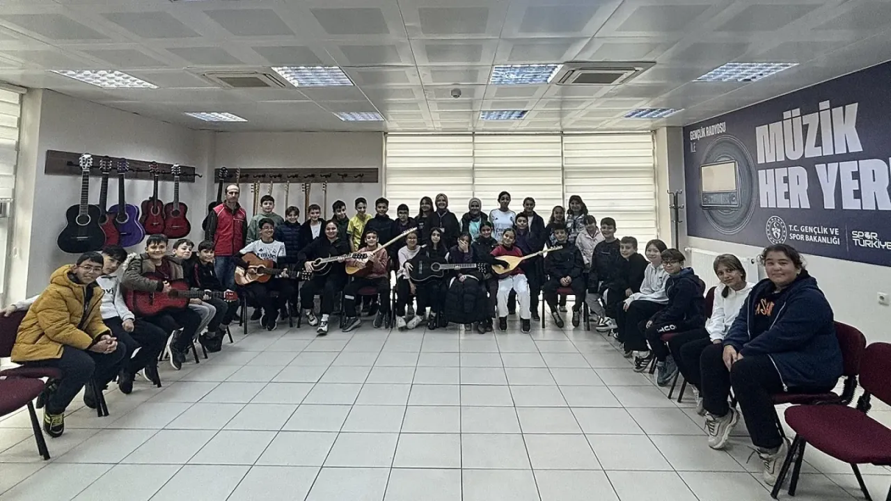 Karaman Gençlik Merkezi'nden TOKİ Ortaokulu'na Müzik Atölyesi Ziyareti