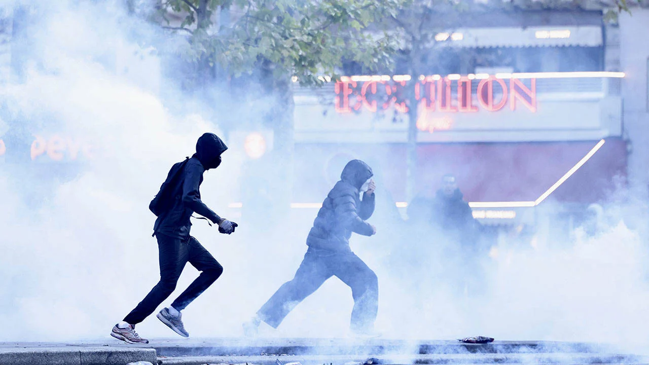 Fransa'da protestolar büyüyor: Sokağa çıkma yasakları başladı