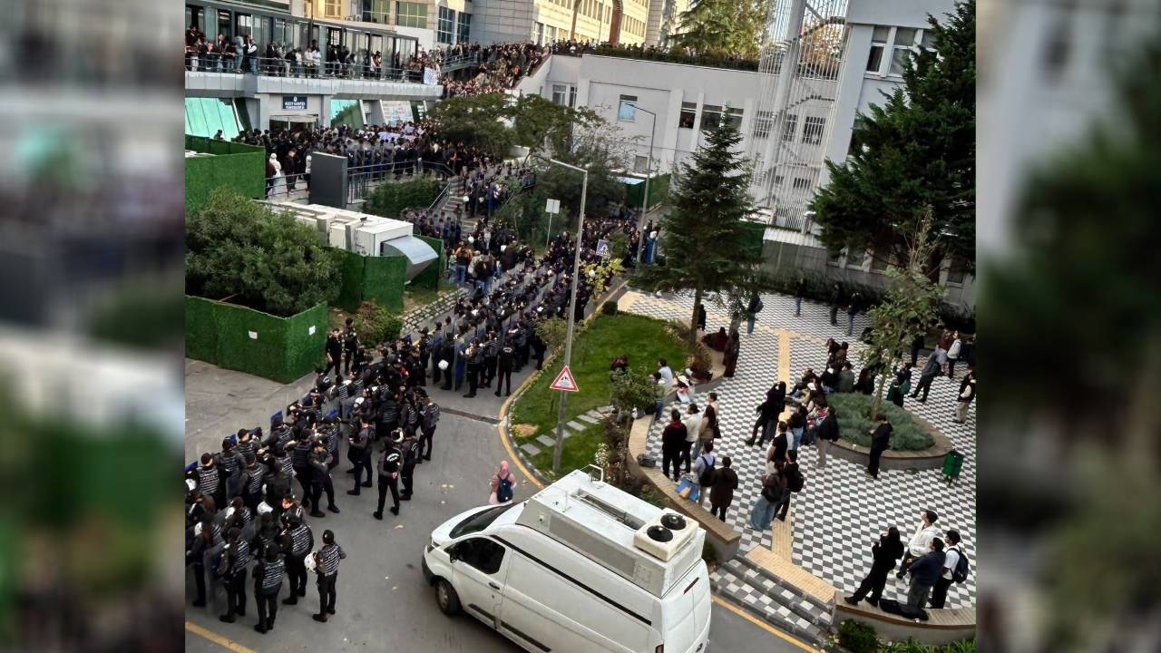 Öğrenciler yemekhane zamlarına karşı eylemdeydi: Boğaziçi Üniversitesi'ne çok sayıda çevik kuvvet gönderildi