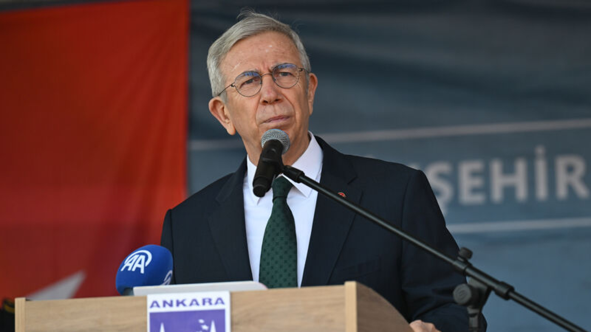 "Öncelikli olarak görevimi sürdürüyorum"