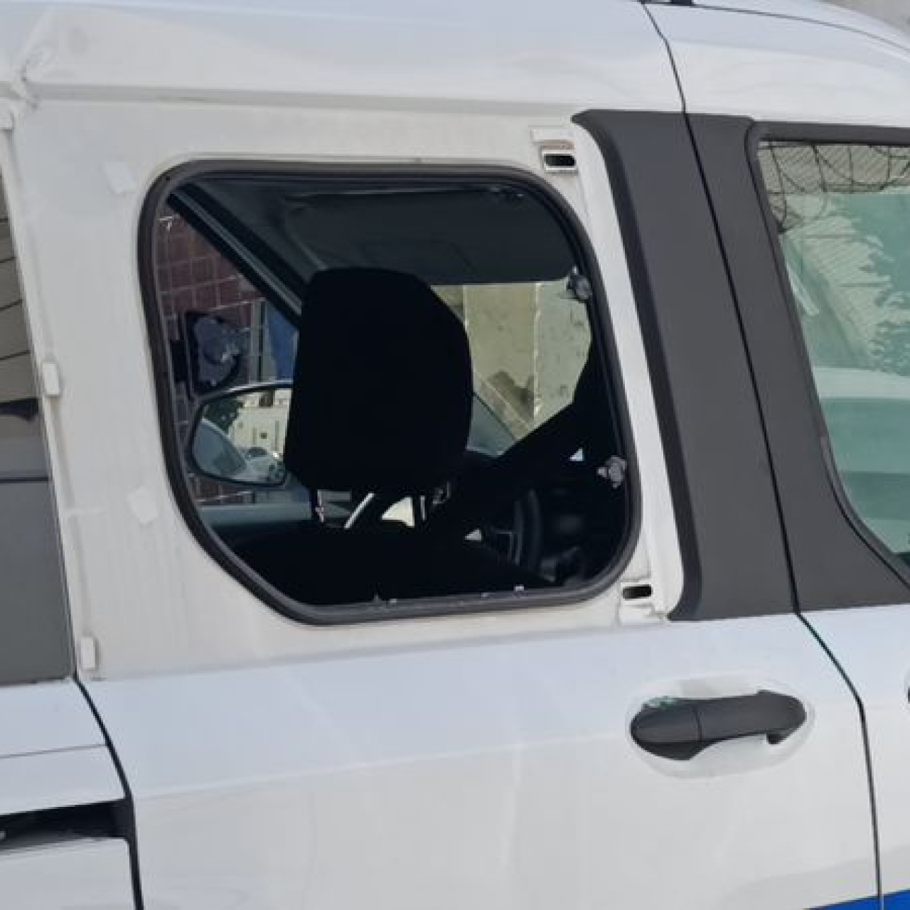 Polis aracının camını kırıp, ekiplere saldırdı