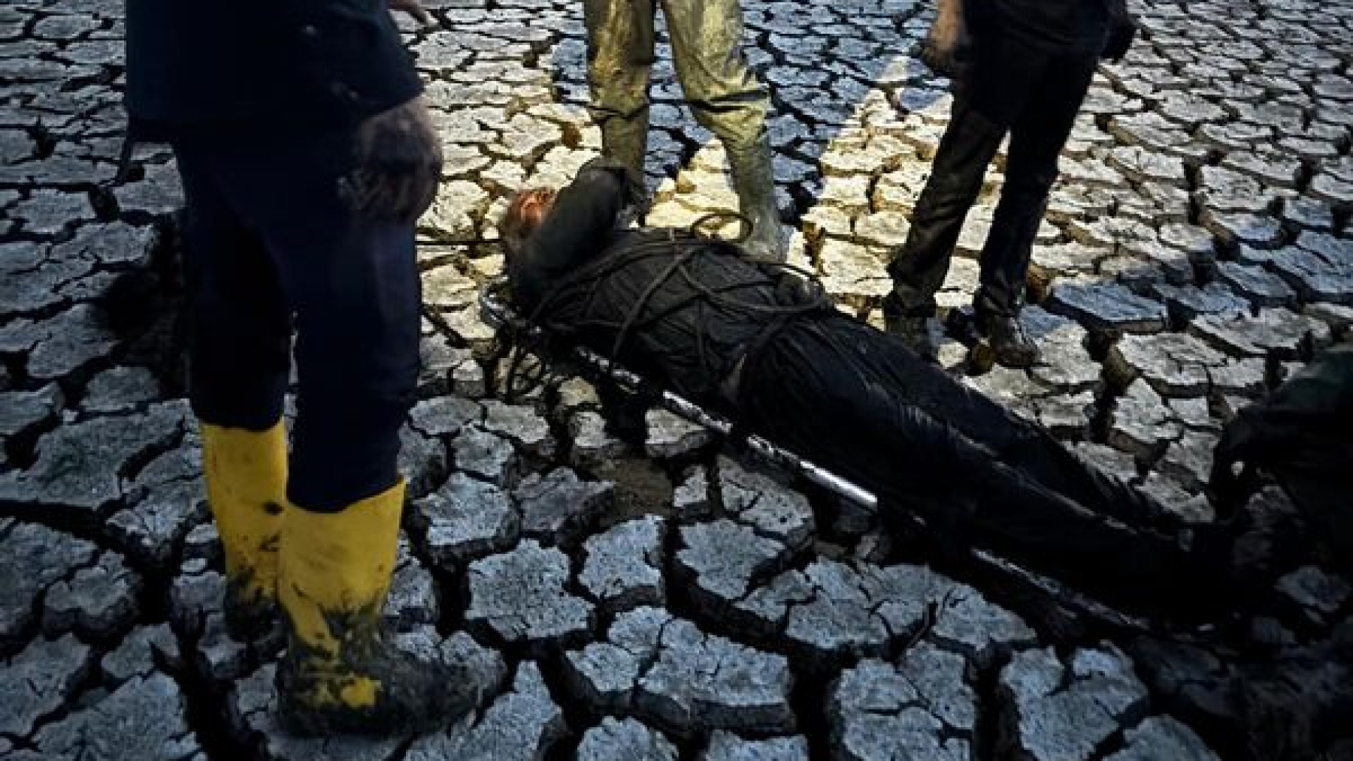 Bataklığa saplanan yaşlı adam kurtarıldı
