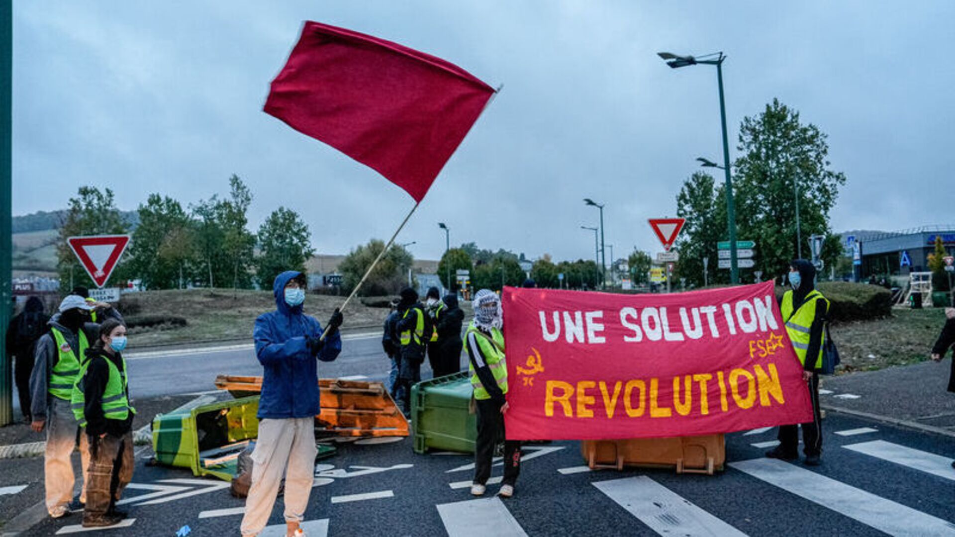 Fransa'da sarı yelekliler de sokakta