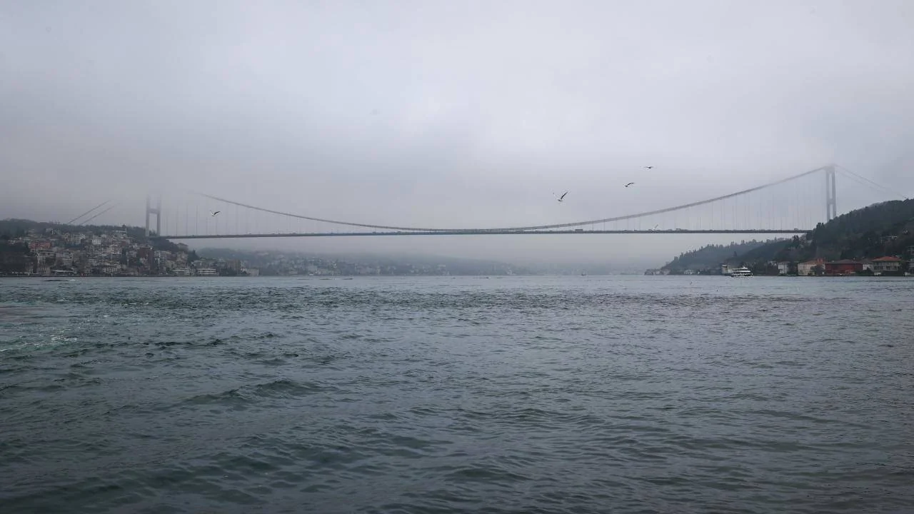 Dron saldırısına uğrayan geminin geçişi nedeniyle İstanbul Boğazı trafiği durduruldu