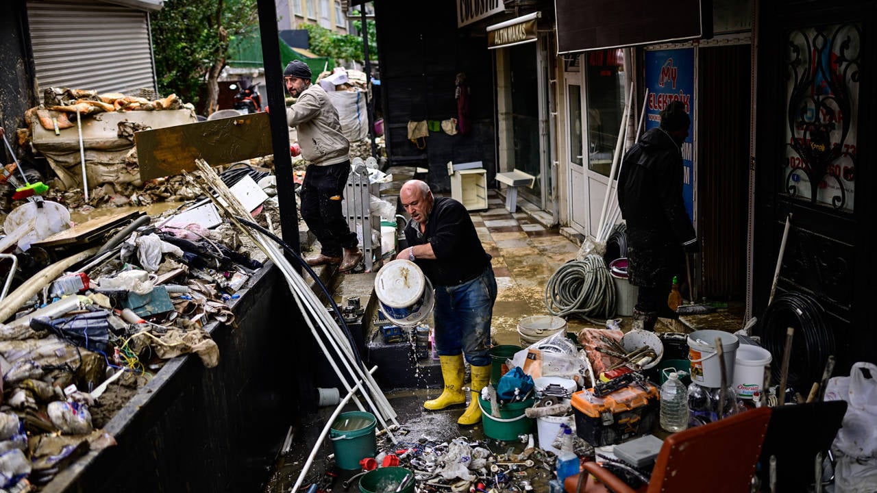Bir yağmur yağdı tüm makyaj aktı