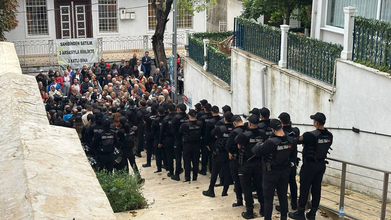 Adalar seçiminde AKP'ye oy veren CHP'li 3 meclis üyesi binadan polis eşliğinde ayrıldı