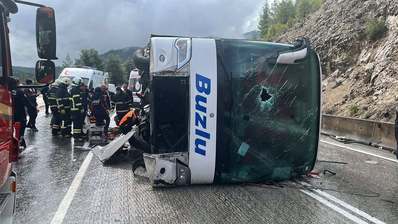 Isparta-Antalya kara yolunda yolcu otobüsü devrildi: 1 can kaybı, 9 yaralı