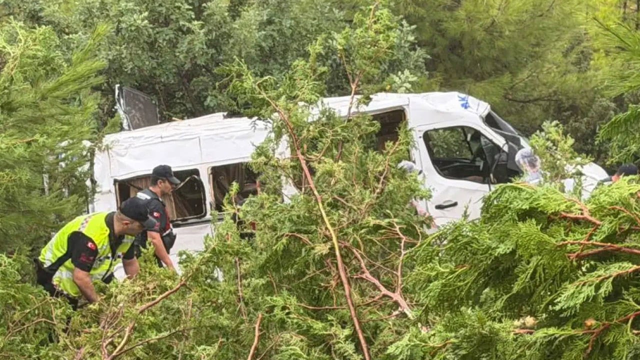 Mersin'de yolcu minibüsü ağaçlık alana devrildi: 17 yaralı