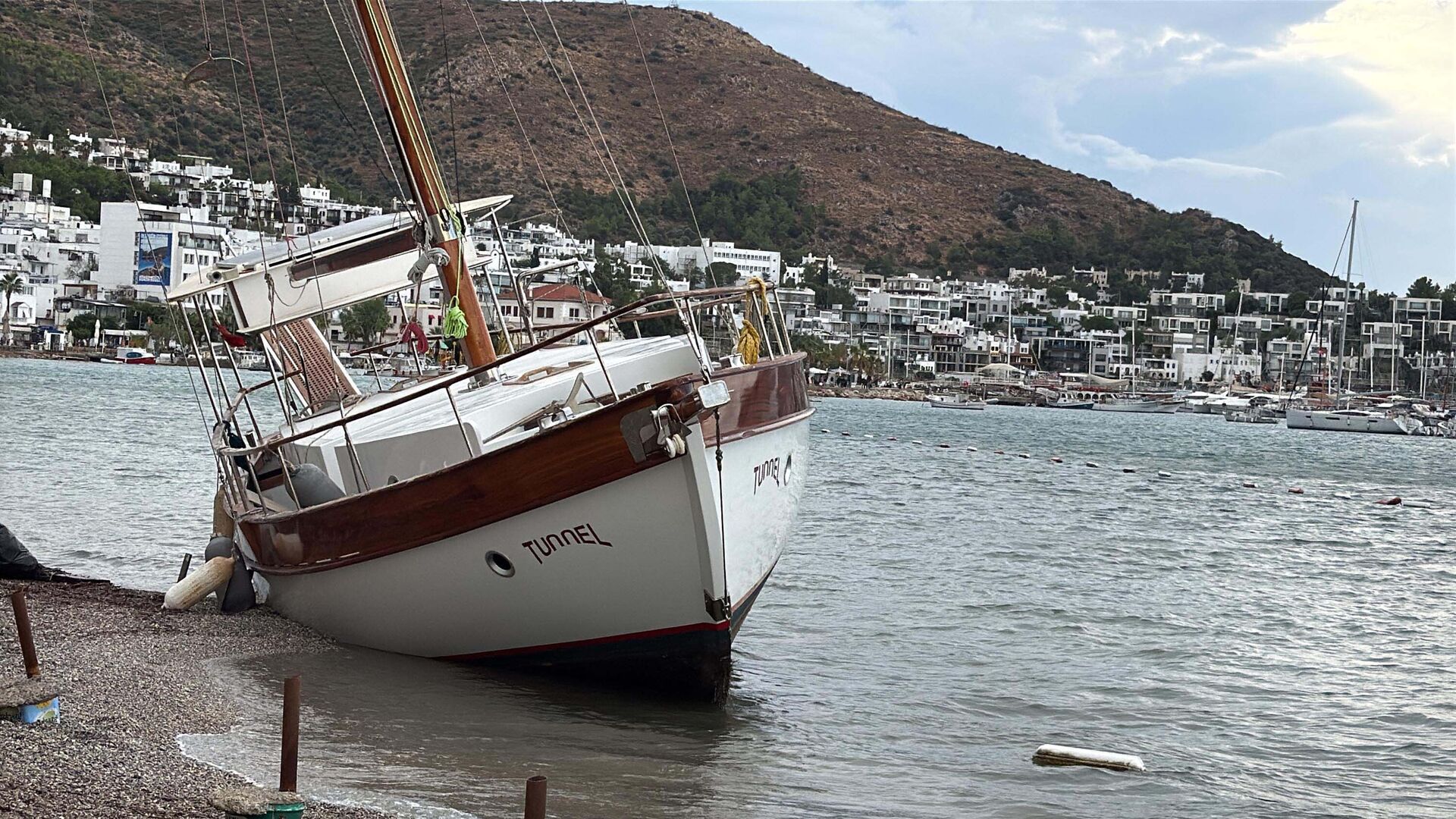 Bodrum'da tekne karaya oturdu