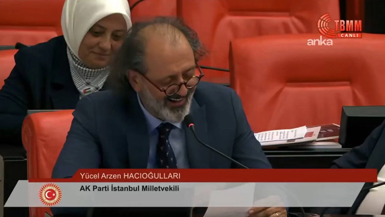 İktidarın "İzmir Marşı" sevgisi depreşti: AKP'li vekil Meclis'te marşı mırıldandı