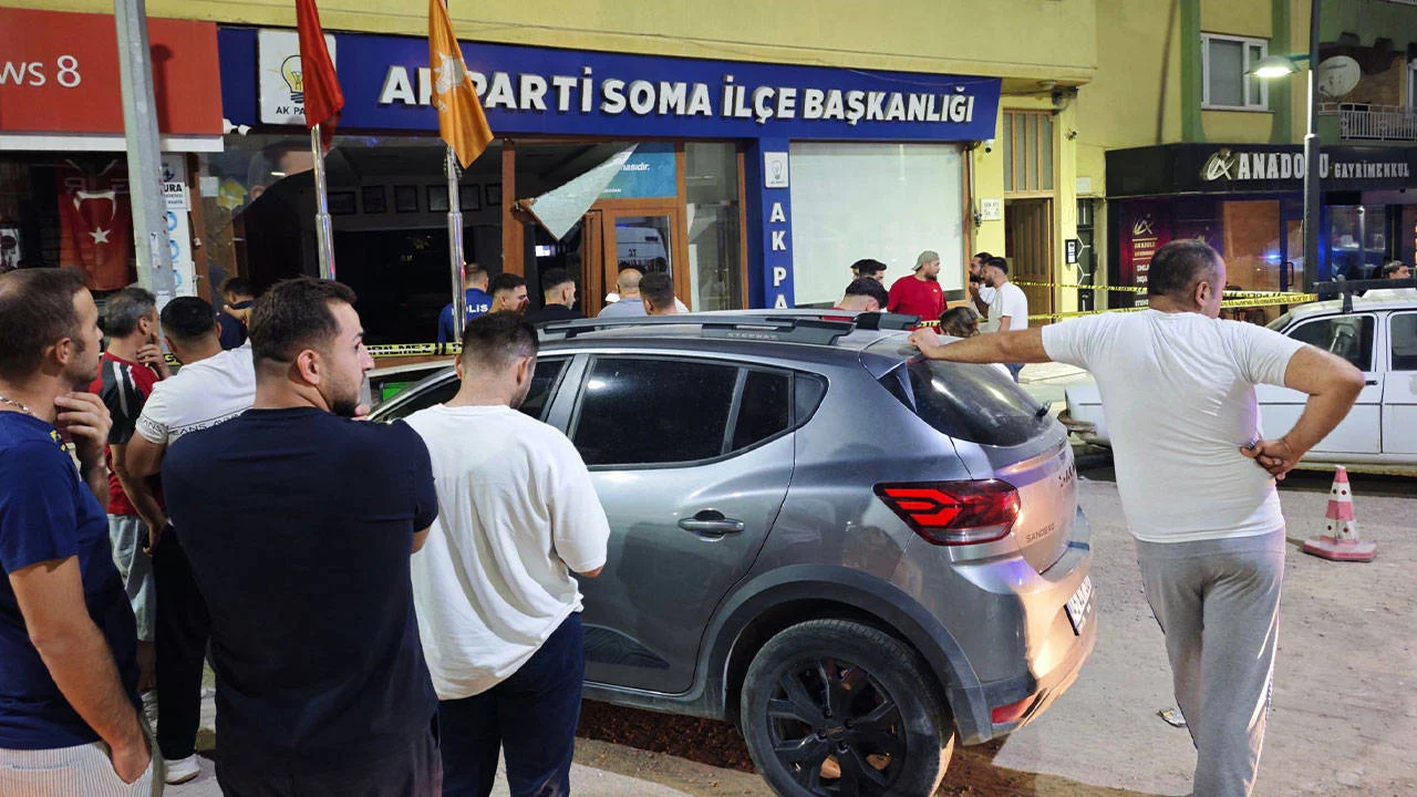 Manisa'da kontrolden çıkan otomobil AKP binasına girdi: Sürücü yaralandı