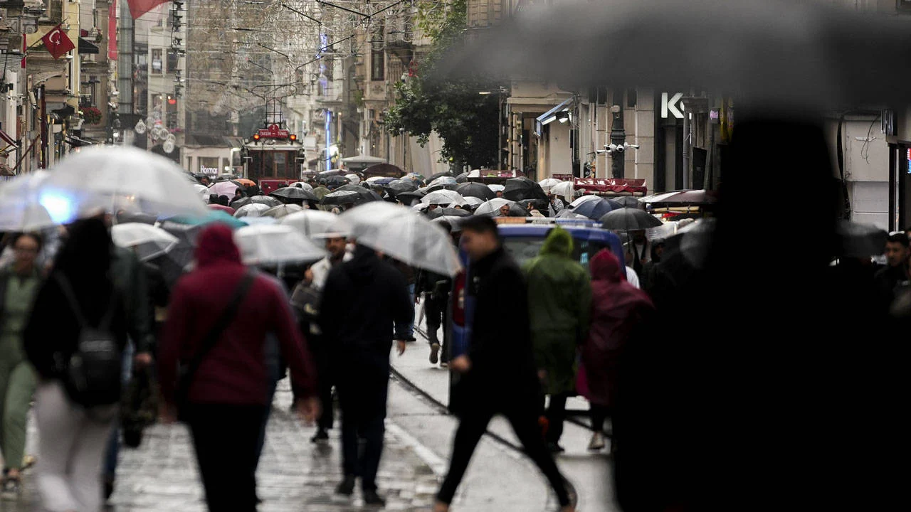 AKOM gün gün uyardı: İstanbul'da fırtına ve kuvvetli sağanak etkili olacak