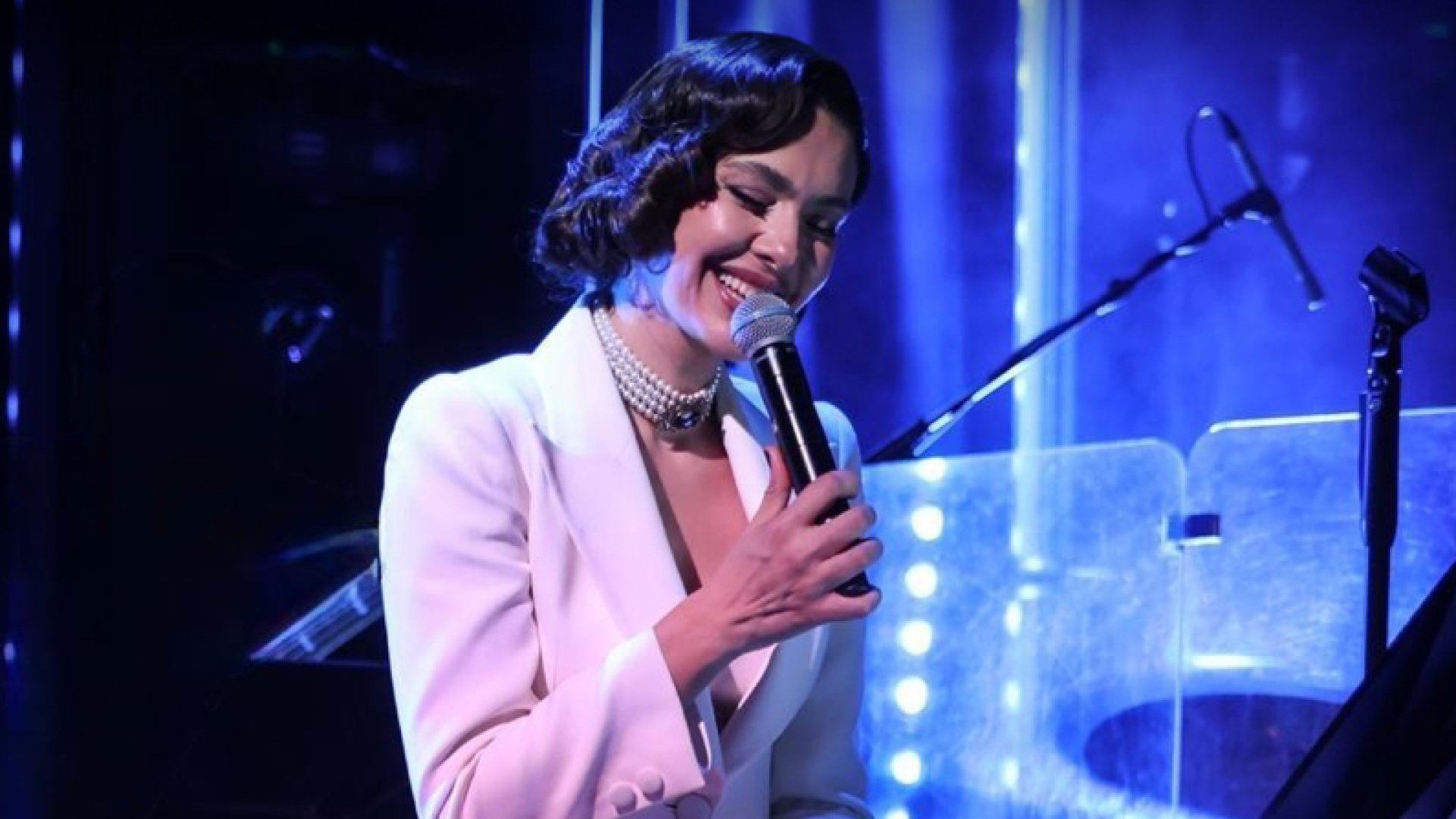 Bergüzar Korel ‘Hatırladıkça’ ile sahnede