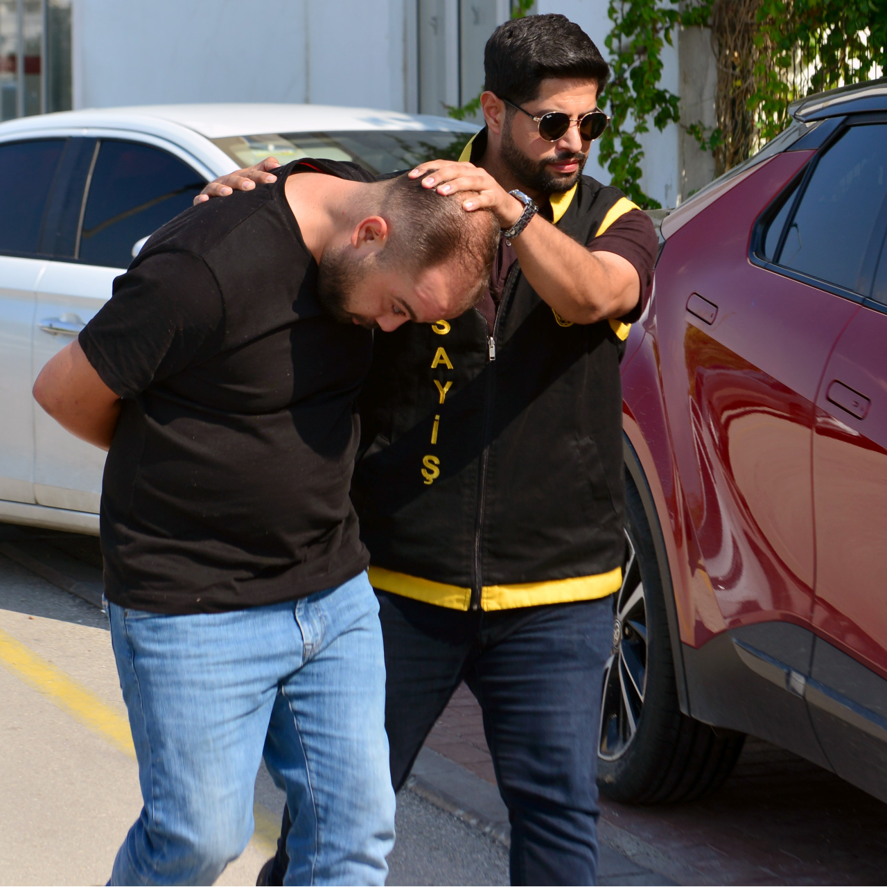 "Bakıp, mırıldandı" dedi, öldürdü