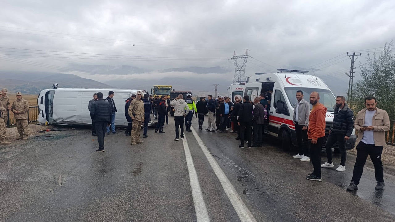Hakkari'de öğrenci servisi devrildi: 14 kişi yaralandı