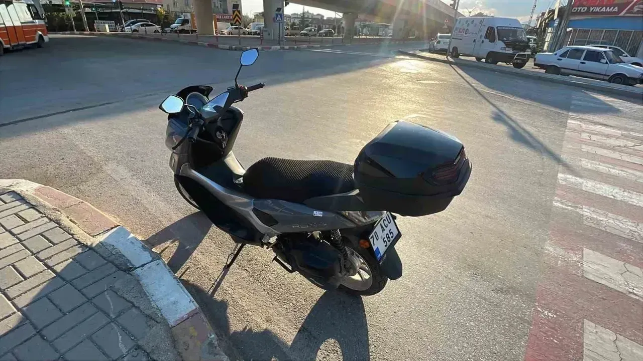 Kırmızı Işıkta Duran Motosiklete Otomobil Çarptı