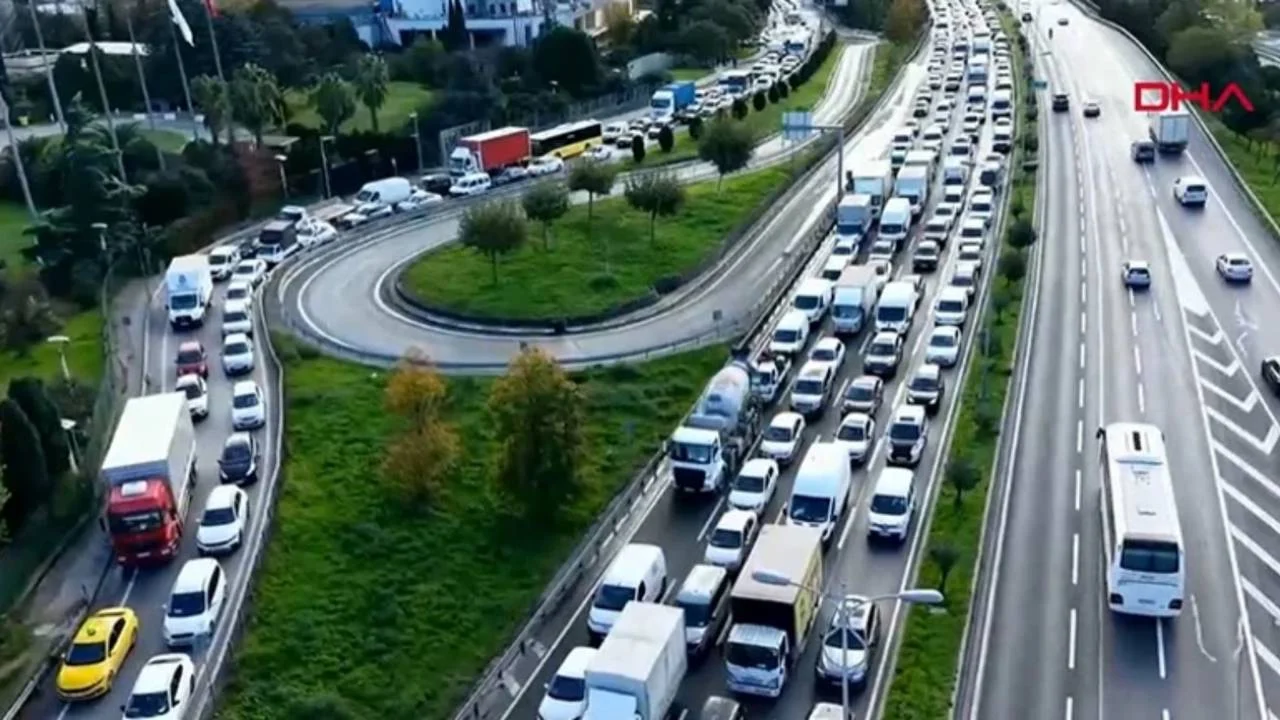 Bağcılar'da zincirleme trafik kazası: Yaralılar var