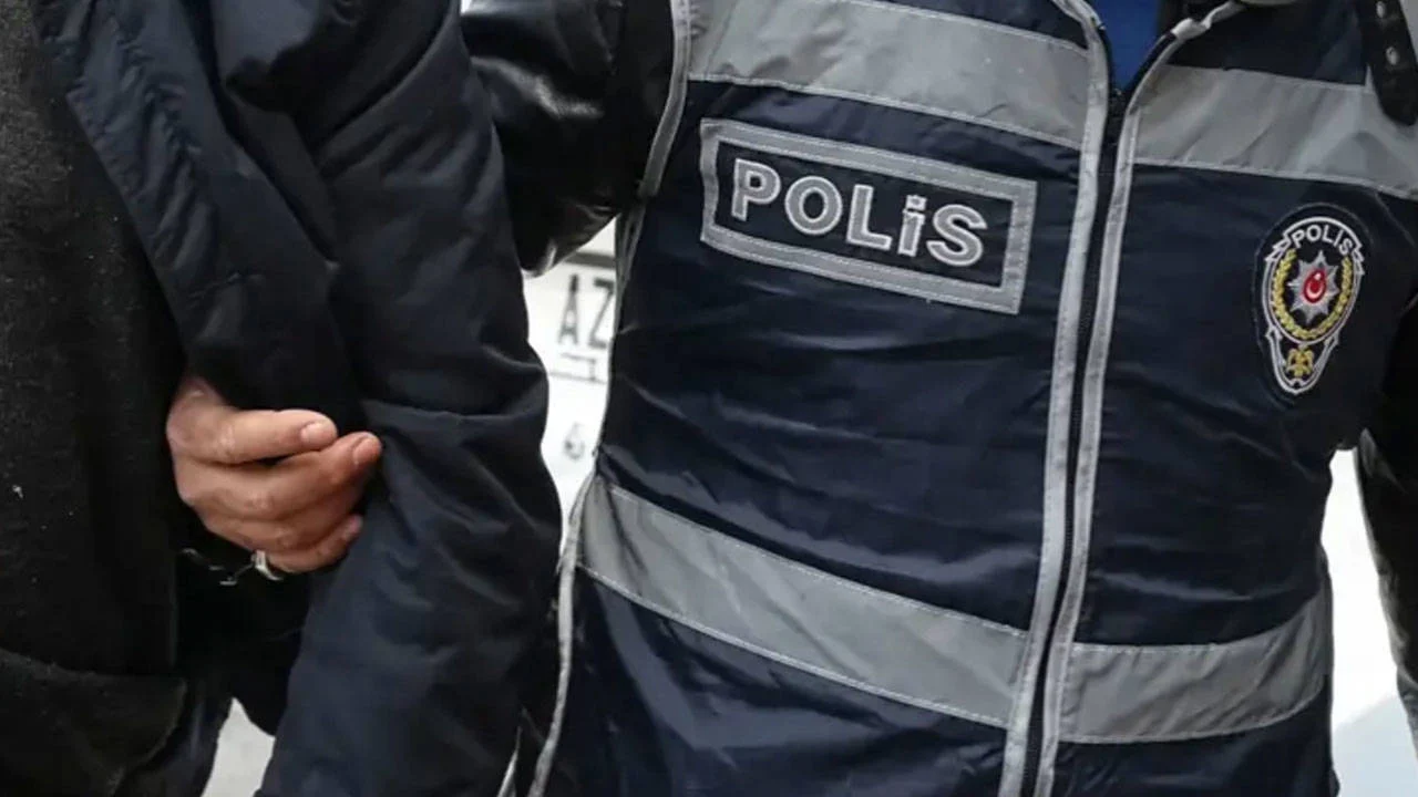 Okul duvarına tehdit içerikli mesajlar yazan 17 yaşındaki çocuk gözaltına alındı