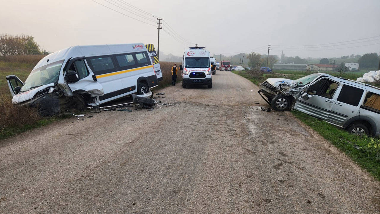Balıkesir'de işçileri taşıyan minibüs kaza yaptı: 10 yaralı