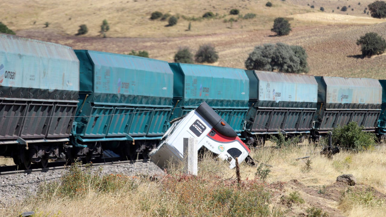 Malatya'da yük treni kamyona çarptı: 1 yaralı