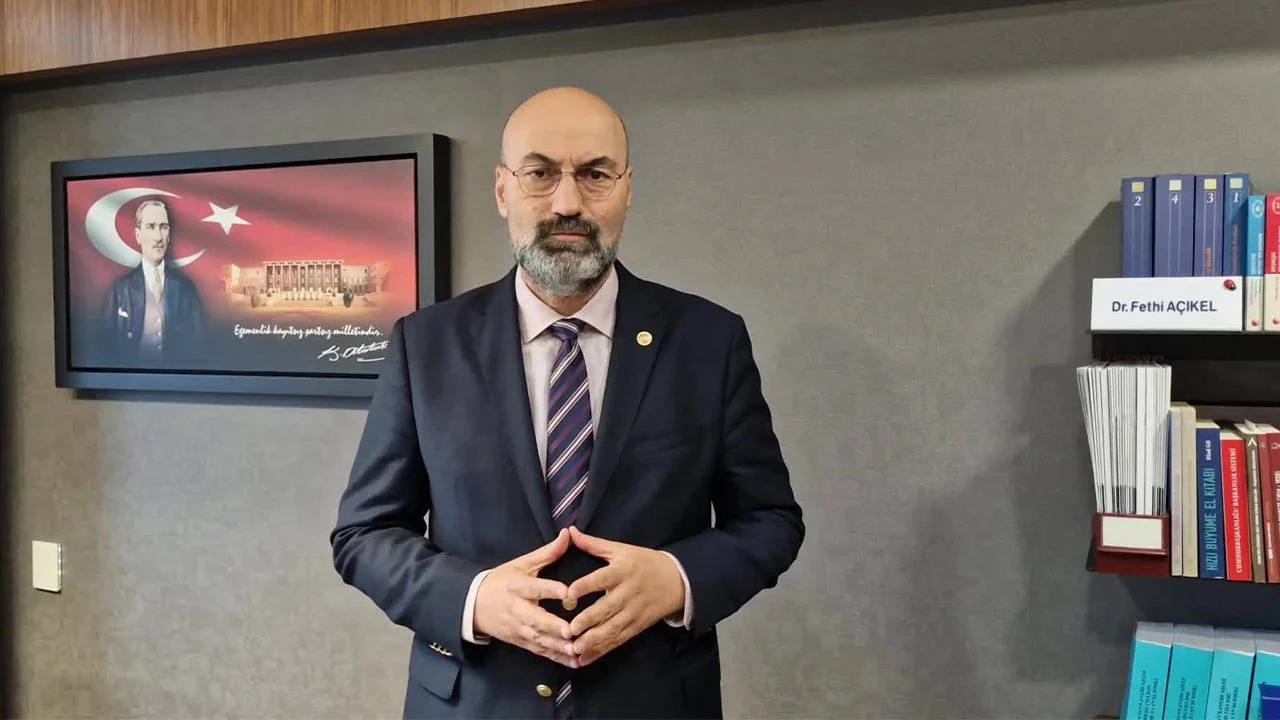Muhabirimiz İsmail Arı'yı ziyaret eden YENİ Parti Milletvekili Açıkel: Ülkemizin özgür gazetecilere gereksinimi var