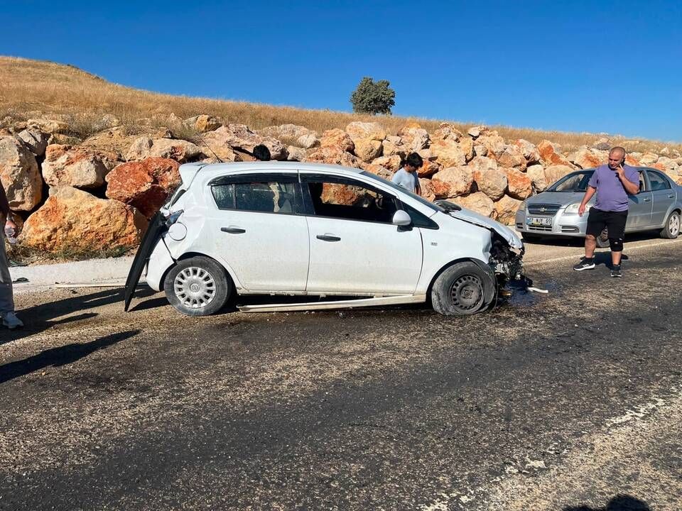 Lastiği Patlayan Otomobil Duvara Çarptı
