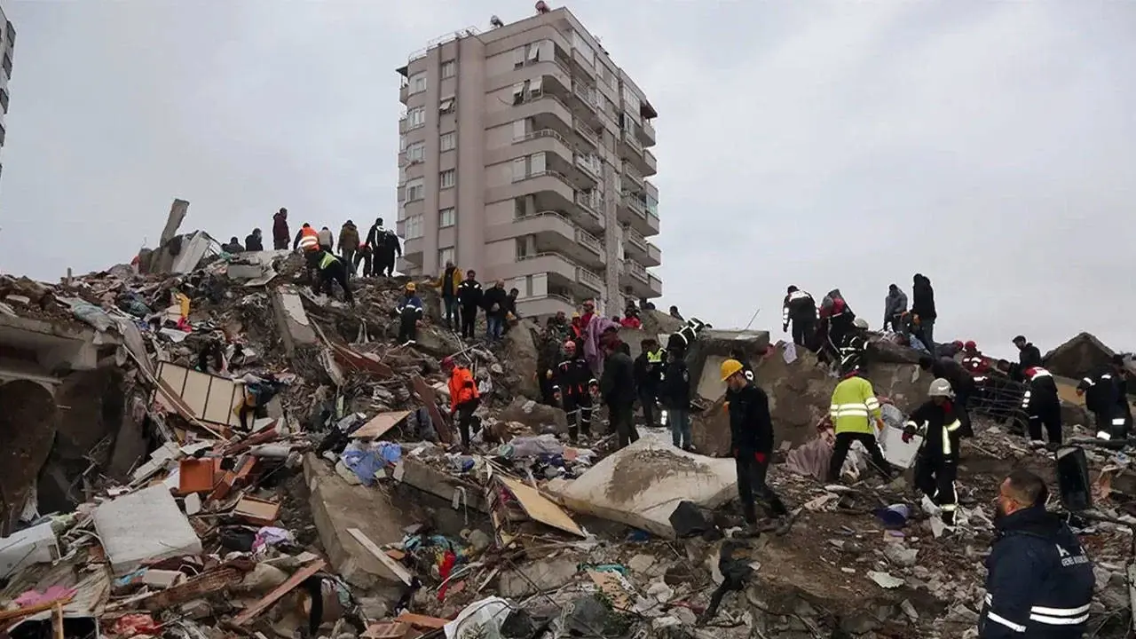 Depremde yıkılan Tutar Yapı Sitesi bilirkişi raporu: Belediye kusurlu, sorumlu personel belirsiz