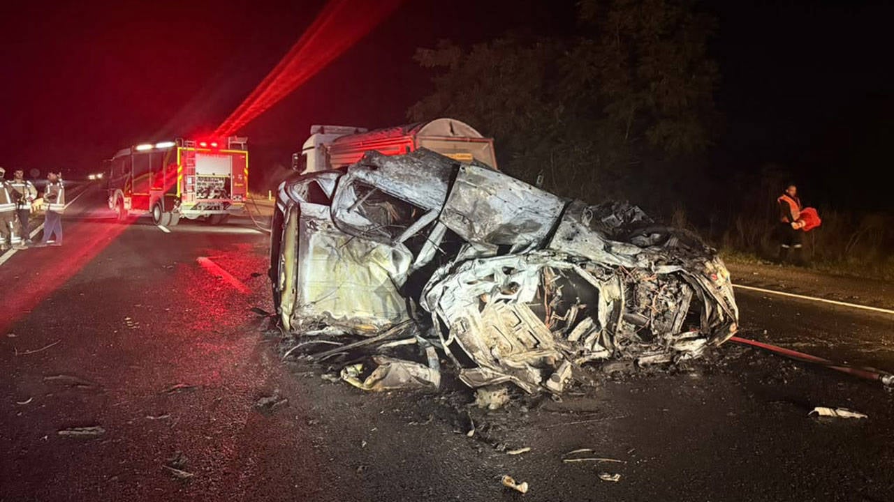 Ankara'da feci kaza: Bariyerlere çarpan araç yandı, sürücü hayatını kaybetti