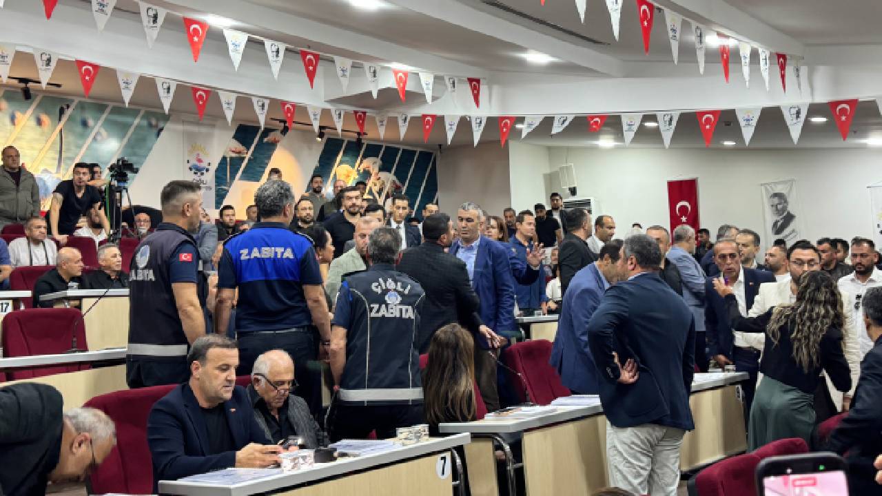 Çiğli Belediye Meclisi'nde AKP'ye geçen Onur Emrah Yıldız protesto edildi