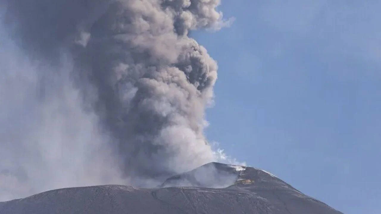 İtalya'da uçak seferlerinde Etna Yanardağı etkisi: Kırmızı kodlu uyarı