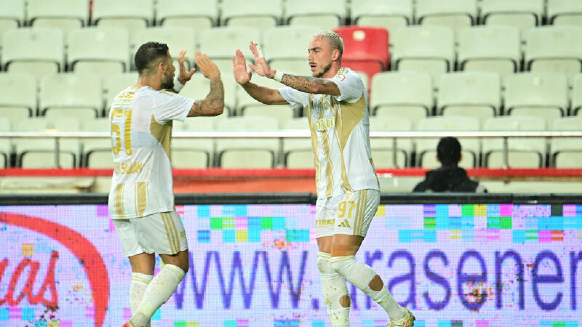 Kayserispor doludizgin ilerliyor!