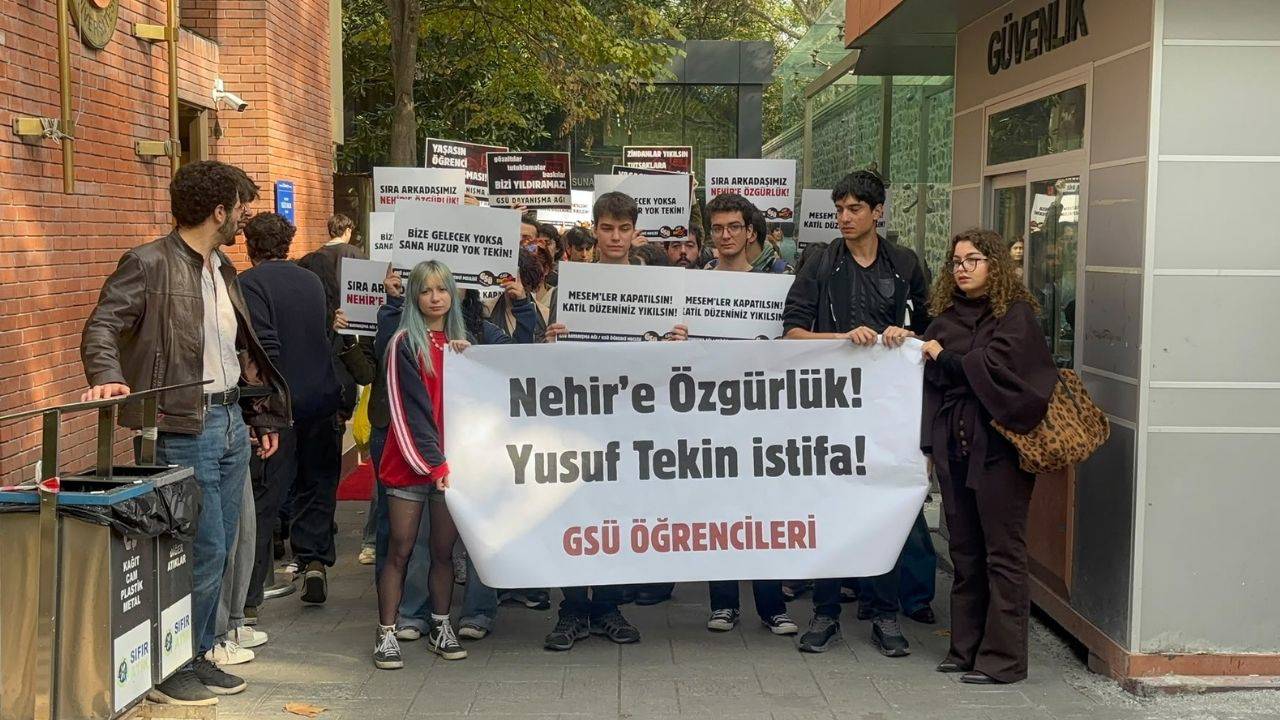 GSÜ öğrencileri, Nehir Dizdar ve Nevin Tekin’in tutuklanmasına neden olan pankartı kampüse astı